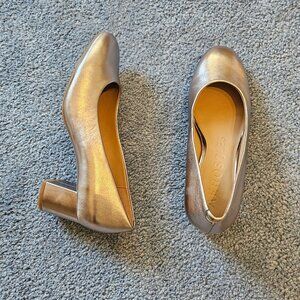 Aerosoles Gold Leather Pump size 8.5